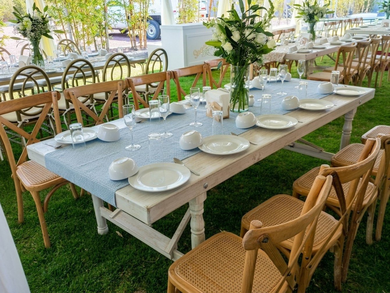 Mesa elegante con sillas crossback en jardín — Bamboo